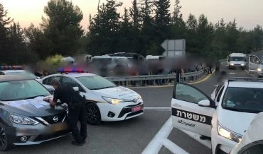 מבצע לאכיפת רכבי הסעות בכביש 443 (צילום: דוברות המשטרה)