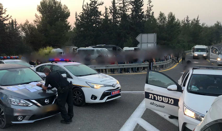 מבצע לאכיפת רכבי הסעות בכביש 443 (צילום: דוברות המשטרה)