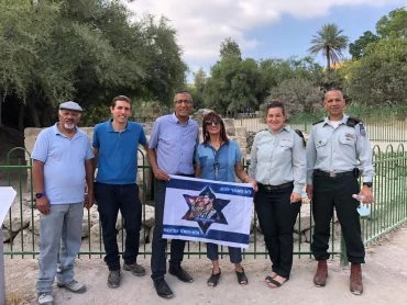 הוריו של סרן נתן כהן ז"ל, לימור ודוד שמעון כהן יחד עם נציגי המינהל האזרחי (צילום: דוברות מתפ"ש)