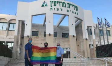 חברי מועצת מודיעין חופשית על רקע בניין העירייה (צילום: פרטי)