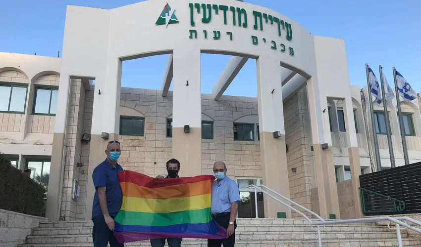 חברי מועצת מודיעין חופשית על רקע בניין העירייה (צילום: פרטי)