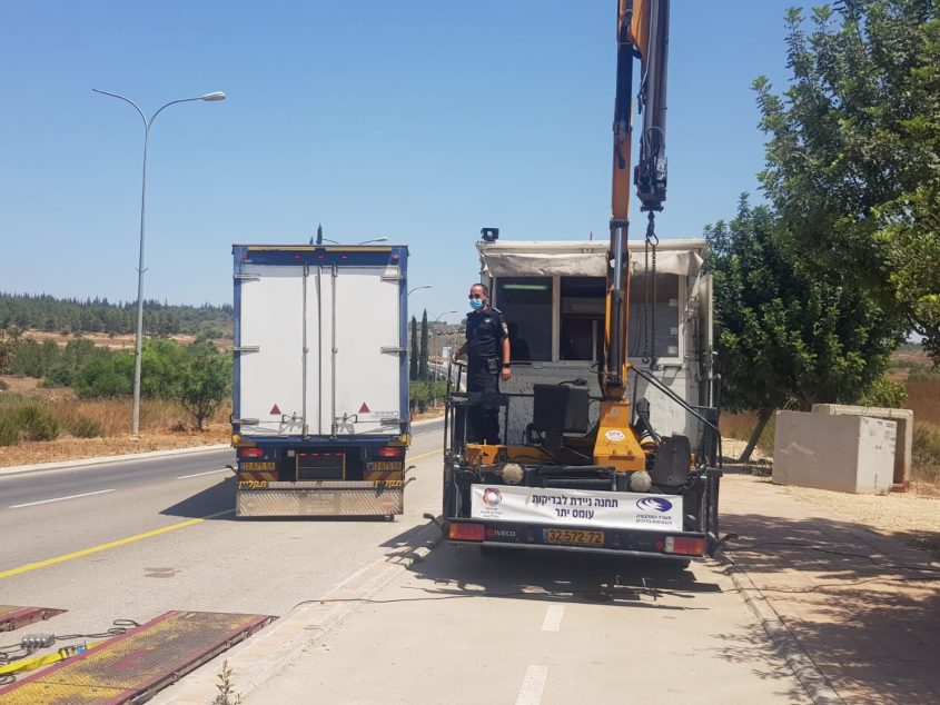 מבצע משטרתי לאכיפת עבירות בקרב נהגי משאיות (צילום: דוברות המשטרה)