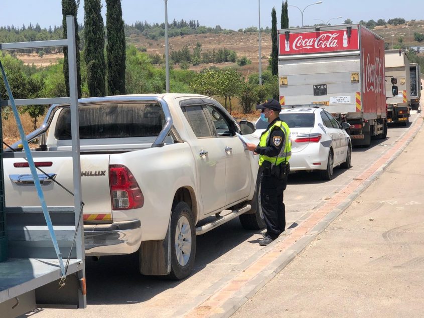 מבצע משטרתי לאכיפת עבירות בקרב נהגי משאיות (צילום: דוברות המשטרה)