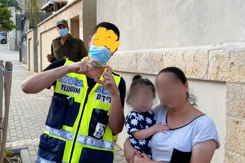 החילוץ של הפעוט ביישוב חשמונאים - האם, הפעוט וכונן ידידים (צילום: ידידים)
