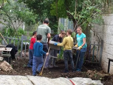 הקמת מטבח חוץ - בית הספר דורות (צילום: דוברות עיריית מודיעין מכבים רעות)