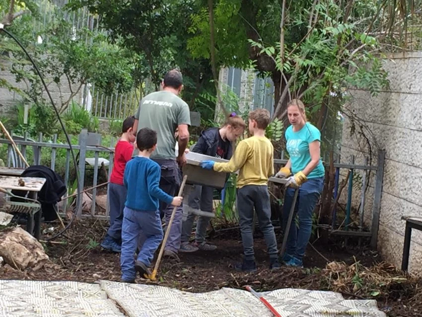 הקמת מטבח חוץ - בית הספר דורות (צילום: דוברות עיריית מודיעין מכבים רעות)