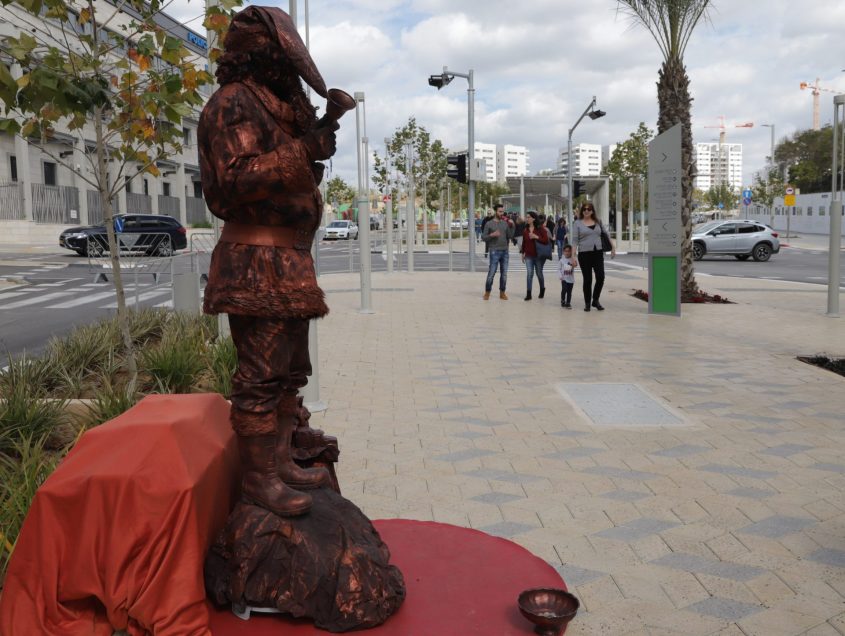 מופע רחוב במע"ר (צילום: דוברות עיריית מודיעין מכבים רעות)