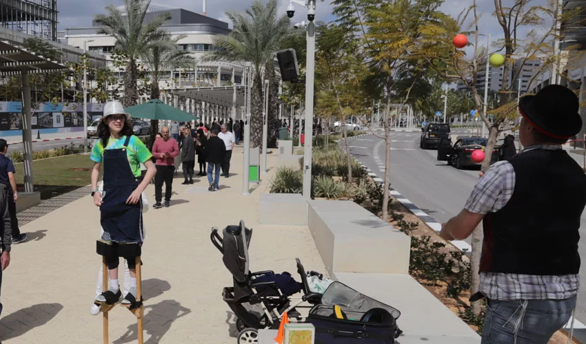 מופע רחוב במע"ר (צילום: דוברות עיריית מודיעין מכבים רעות)