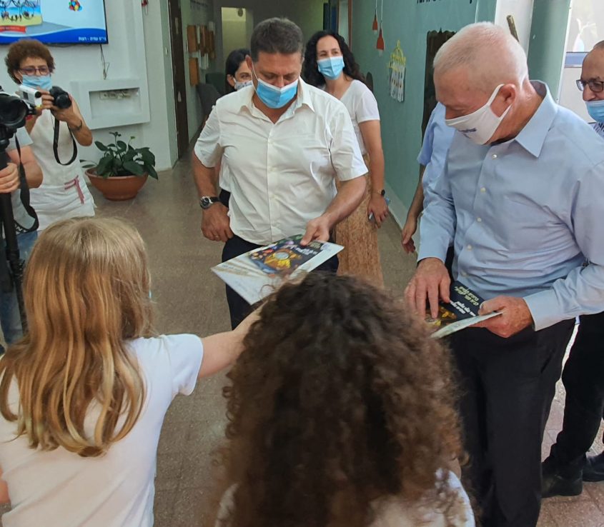 ביקור השר יואב גלנט וראש העיר חיים ביבס במוסדות החינוך בעיר (צילום: דוברות עיריית מודיעין מכבים רעות)