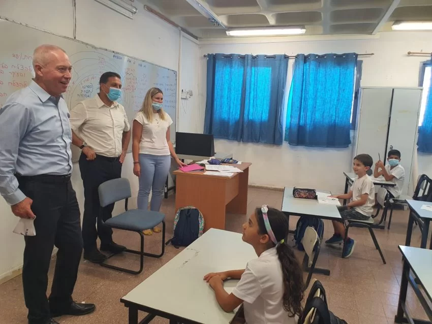 ביקור השר גלנט במוסדות החינוך בעיר (צילום: דוברות עיריית מודיעין מכבים רעות)