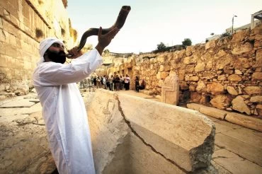שתקיעת שופר (צילום: יוסי זמיר)