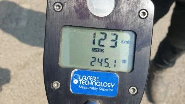 נהג נתפס נוהג במהירות מופרזת של 123 קמ"ש (צילום: דוברות המשטרה)