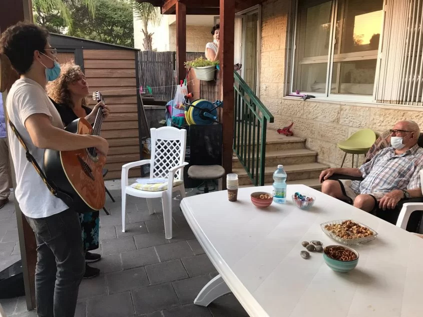 מיזם חדש להפגת הבדידות בקרב ניצולי שואה (צילום: דוברות עיריית מודיעין מכבים רעות)