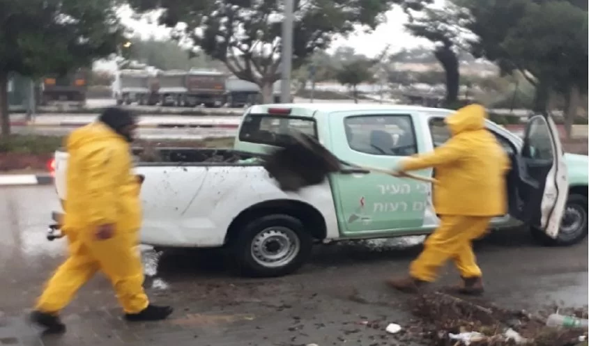 טיפול בנזקי הסופה (צילום: דוברות עיריית מודיעין מכבים רעות)