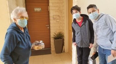 סיוע לקשישים במודיעין בזמן הסגר (צילום: עיריית מודיעין)
