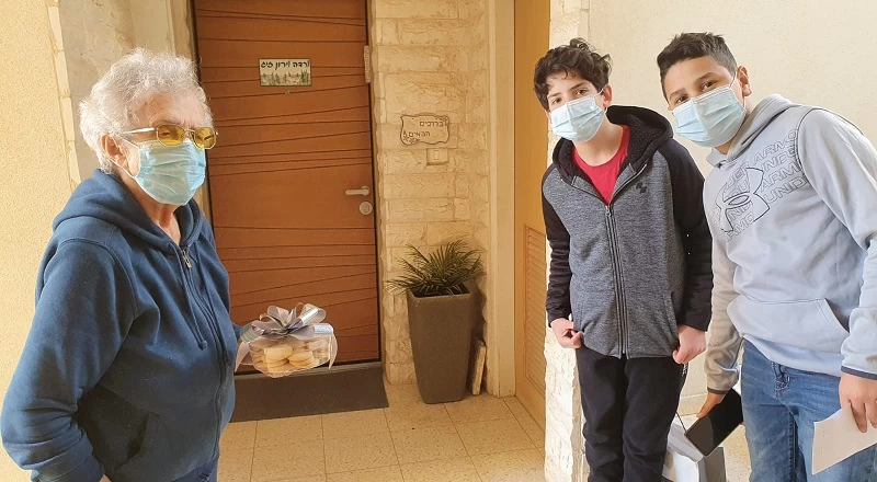 סיוע לקשישים במודיעין בזמן הסגר (צילום: עיריית מודיעין)