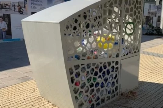 עמדות מיחזור במרכז מודיעין (צילום: עיריית מודיעין)