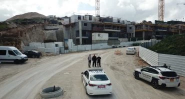 מבצע האכיפה באתרי הבנייה בשכונת מורשת (צילום: דוברות עיריית מודיעין)