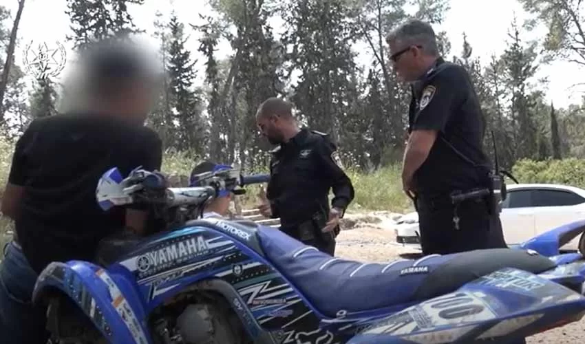 מתוך תיעוד מבצע האכיפה נגד נהגי הטרקטרונים ביער בן שמן ובאזור מודיעין (צילום: דוברות המשטרה)