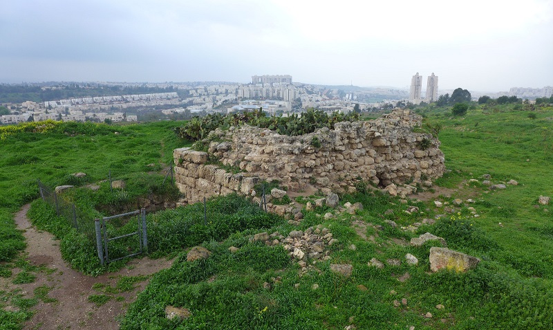 המגדל הצלבני בראש גבעת התיתורה (צילום: יצחק מרמלשטיין, רשות העתיקות)