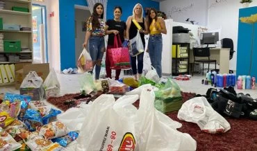 אוספות מארזים למען הלוחמות והלוחמים (צילום: מתוך דף הפייסבוק של עיריית מודיעין מכבים רעות)