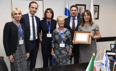חתימת ההסכם עם נשיא הפרלמנט האזורי באיטליה (צילום: דוברות עיריית מודיעין)