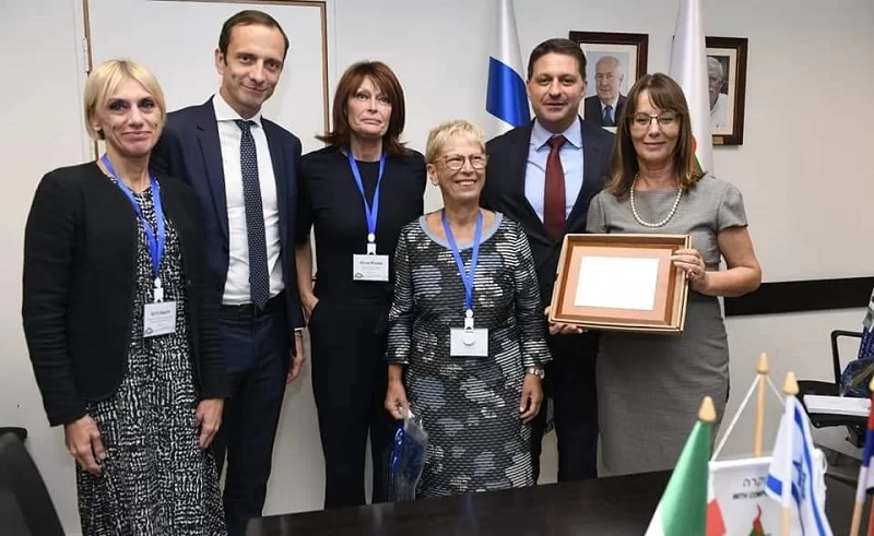 חתימת ההסכם עם נשיא הפרלמנט האזורי באיטליה (צילום: דוברות עיריית מודיעין)